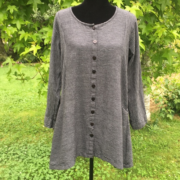 Tulip Button Down Tunic Top with Pockets - Picture 9 of 9